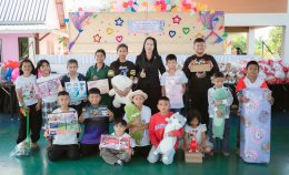 ภาพบรรยากาศการจับฉลากของขวัญ ของรางวัล "วันเด็ก 69"