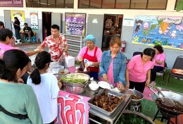  ภาพบรรยากาศ...การนำอาหาร ขนม เลี้ยงเด็ก ๆ วันเด็ก 69