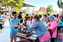  ภาพบรรยากาศ...การนำอาหาร ขนม เลี้ยงเด็ก ๆ วันเด็ก 69