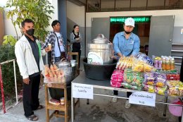  ภาพบรรยากาศ...การนำอาหาร ขนม เลี้ยงเด็ก ๆ วันเด็ก 69