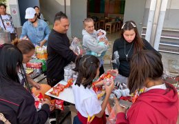  ภาพบรรยากาศ...การนำอาหาร ขนม เลี้ยงเด็ก ๆ วันเด็ก 69