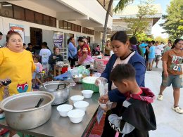  ภาพบรรยากาศ...การนำอาหาร ขนม เลี้ยงเด็ก ๆ วันเด็ก 69