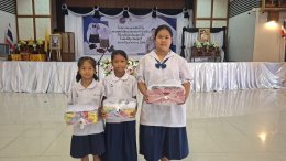  กาชาดปันน้ำใจมอบชุดนักเรียนและรองเท้านักเรียน