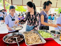  ขอขอบคุณ...ป้าหนิง ที่มาเลี้ยงอาหาร ขนม น้ำ และไอศกรีม