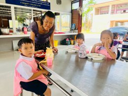  ขอขอบคุณ...ป้าหนิง ที่มาเลี้ยงอาหาร ขนม น้ำ และไอศกรีม