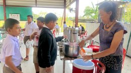  ขอขอบคุณ...ป้าหนิง ที่มาเลี้ยงอาหาร ขนม น้ำ และไอศกรีม