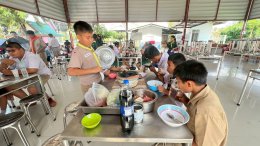  เลี้ยงหมูกะทะนักเรียนที่เป็นตัวแทนแข่งกีฬาและศิลปหัตถกรรม