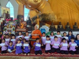 พระครูปลัด ศุภกิตติ์ สุวิริโย ท่านเจ้าอาวาสวัดสังกะสี มอบทุน