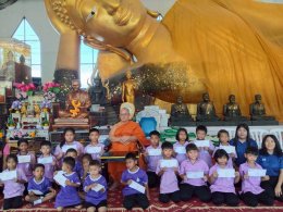 พระครูปลัด ศุภกิตติ์ สุวิริโย ท่านเจ้าอาวาสวัดสังกะสี มอบทุน