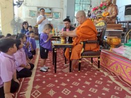 พระครูปลัด ศุภกิตติ์ สุวิริโย ท่านเจ้าอาวาสวัดสังกะสี มอบทุน
