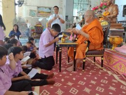 พระครูปลัด ศุภกิตติ์ สุวิริโย ท่านเจ้าอาวาสวัดสังกะสี มอบทุน
