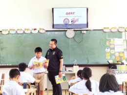 คุณครูตำรวจแดร์ (D.A.R.E) มาสอนนักเรียนชั้น ป.5