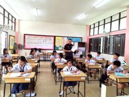 คุณครูตำรวจแดร์ (D.A.R.E) มาสอนนักเรียนชั้น ป.5