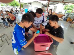 พี่ๆ จากเทศบาลตำบลนาป่า มาสอนการทำถังดักไขมันอย่างง่าย