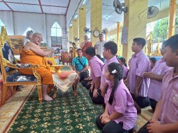 พระครูปลัดศุภกิตติ์ สุวิริโย ท่านเจ้าอาวาสวัดสังกะสีมอบทุนการศึกษาให้นักเรียนโรงเรียนนาป่ามโนรถ