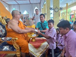 พระครูปลัดศุภกิตติ์ สุวิริโย ท่านเจ้าอาวาสวัดสังกะสีมอบทุนการศึกษาให้นักเรียนโรงเรียนนาป่ามโนรถ