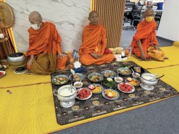 Merit making ceremony to celebrate first day working at Mahatun Plaza