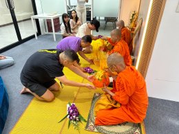 Merit making ceremony to celebrate first day working at Mahatun Plaza