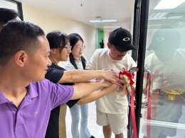 Merit making ceremony to celebrate first day working at Mahatun Plaza