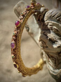 มณีแดงแห่งสยาม: ทำไม ทับทิม ถึงอยู่บนเครื่องประดับไทยมานาน?