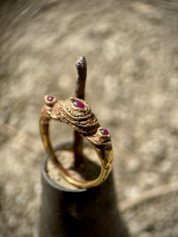 มณีแดงแห่งสยาม: ทำไม ทับทิม ถึงอยู่บนเครื่องประดับไทยมานาน?