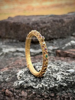 นพเก้าในราชสำนักไทย: อัญมณีแห่งบารมีและเครื่องทองโบราณ 