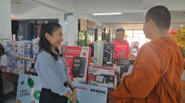 หลอดไฟโตชิบา เลี้ยงอาหารน้อง ๆ ในวันเด็ก