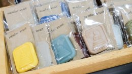 หลอดไฟโตชิบา ร่วมบริจาคสิ่งของให้กับ "มูลนิธิกระจกเงา"