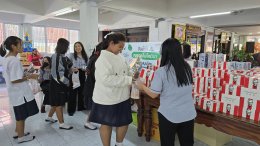 หลอดไฟโตชิบา เลี้ยงอาหารน้อง ๆ ในวันเด็ก