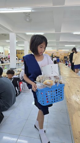 หลอดไฟโตชิบา เลี้ยงอาหารน้อง ๆ ในวันเด็ก