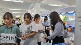 หลอดไฟโตชิบา เลี้ยงอาหารน้อง ๆ ในวันเด็ก