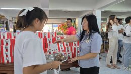 หลอดไฟโตชิบา เลี้ยงอาหารน้อง ๆ ในวันเด็ก