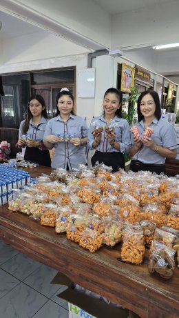 หลอดไฟโตชิบา เลี้ยงอาหารน้อง ๆ ในวันเด็ก