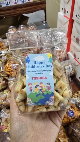 หลอดไฟโตชิบา เลี้ยงอาหารน้อง ๆ ในวันเด็ก