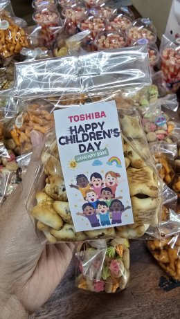 หลอดไฟโตชิบา เลี้ยงอาหารน้อง ๆ ในวันเด็ก