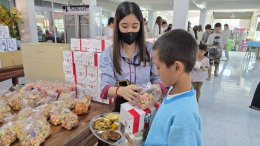 หลอดไฟโตชิบา เลี้ยงอาหารน้อง ๆ ในวันเด็ก