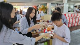 หลอดไฟโตชิบา เลี้ยงอาหารน้อง ๆ ในวันเด็ก