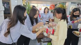 หลอดไฟโตชิบา เลี้ยงอาหารน้อง ๆ ในวันเด็ก