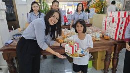 หลอดไฟโตชิบา เลี้ยงอาหารน้อง ๆ ในวันเด็ก