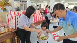 หลอดไฟโตชิบา เลี้ยงอาหารน้อง ๆ ในวันเด็ก