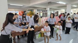 หลอดไฟโตชิบา เลี้ยงอาหารน้อง ๆ ในวันเด็ก