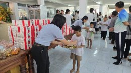 หลอดไฟโตชิบา เลี้ยงอาหารน้อง ๆ ในวันเด็ก