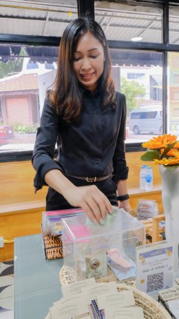 หลอดไฟโตชิบา ร่วมบริจาคสิ่งของให้กับ "มูลนิธิกระจกเงา"