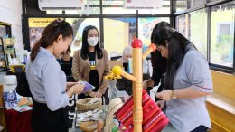 หลอดไฟโตชิบา ร่วมบริจาคสิ่งของให้กับ "มูลนิธิกระจกเงา"