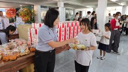 หลอดไฟโตชิบา เลี้ยงอาหารน้อง ๆ ในวันเด็ก