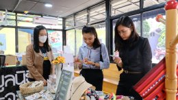 หลอดไฟโตชิบา ร่วมบริจาคสิ่งของให้กับ "มูลนิธิกระจกเงา"