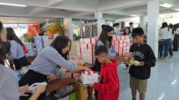 หลอดไฟโตชิบา เลี้ยงอาหารน้อง ๆ ในวันเด็ก