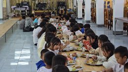 หลอดไฟโตชิบา เลี้ยงอาหารน้อง ๆ ในวันเด็ก