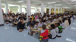 หลอดไฟโตชิบา เลี้ยงอาหารน้อง ๆ ในวันเด็ก