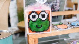 หลอดไฟโตชิบา ร่วมบริจาคสิ่งของให้กับ "มูลนิธิกระจกเงา"